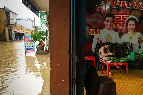 Người phụ nữ trong căn nhà trên phố ngập nước lụt ở Việt Nam Người phụ nữ trong căn nhà trên phố ngập nước lụt ở Việt Nam - Sputnik Việt Nam