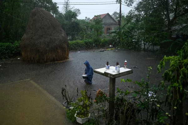 Người phụ nữ đường trên phố ngập nước gần nhà ở Việt Nam Người phụ nữ đường trên phố ngập nước gần nhà ở Việt Nam - Sputnik Việt Nam