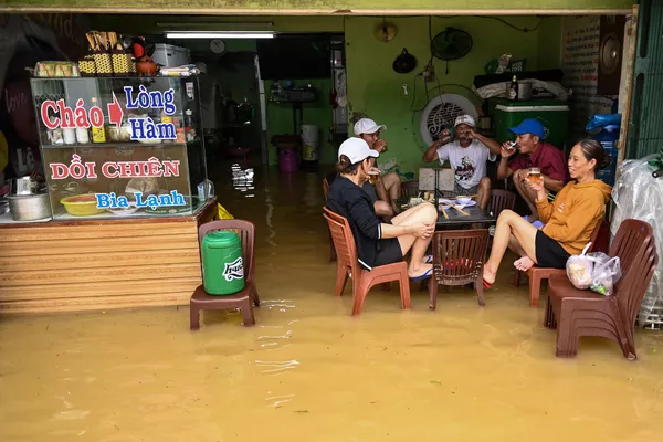 Trong quán ăn trên phố ngập nước lụt ở Việt Nam Trong quán ăn trên phố ngập nước lụt ở Việt Nam - Sputnik Việt Nam