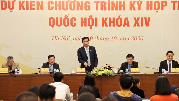 Tổng Thư ký, Chủ nhiệm Văn phòng Quốc hội Nguyễn Hạnh Phúc chủ trì họp báo. - Sputnik Việt Nam