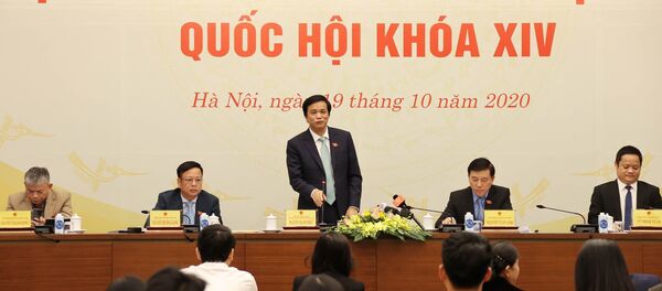 Tổng Thư ký, Chủ nhiệm Văn phòng Quốc hội Nguyễn Hạnh Phúc chủ trì họp báo. - Sputnik Việt Nam