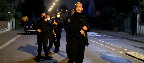 Cảnh sát bảo vệ khu vực gần nơi xảy ra vụ tấn công cô giáo ở thị trấn Conflans-Saint-Honorine, Pháp - Sputnik Việt Nam