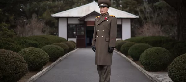 Trung úy và hướng dẫn viên du lịch ở làng Panmunjom cạnh khu phi quân sự Trung úy và hướng dẫn viên du lịch ở làng Panmunjom cạnh khu phi quân sự - Sputnik Việt Nam