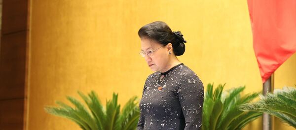 Chủ tịch Quốc hội Nguyễn Thị Kim Ngân và các đại biểu Quốc hội dành một phút mặc niệm Thiếu tướng Nguyễn Văn Man, Phó Tư lệnh Quân khu 4, đại biểu Quốc hội khóa XIV đã hy sinh trong khi làm nhiệm vụ cứu hộ đồng bào miền Trung bị lũ lụt. Chủ tịch Quốc hội Nguyễn Thị Kim Ngân và các đại biểu Quốc hội dành một phút mặc niệm Thiếu tướng Nguyễn Văn Man, Phó Tư lệnh Quân khu 4, đại biểu Quốc hội khóa XIV đã hy sinh trong khi làm nhiệm vụ cứu hộ đồng bào miền Trung bị lũ lụt. - Sputnik Việt Nam