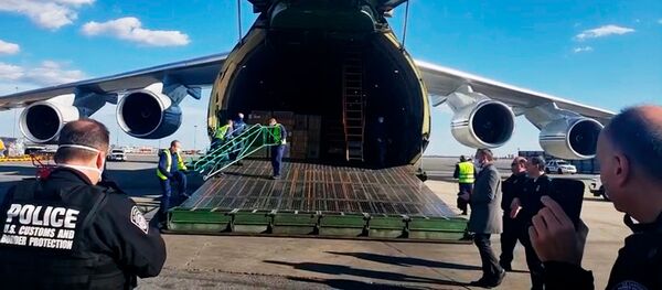 Máy bay An-124 của Nga với thiết bị y tế cho Mỹ tại sân bay New York, Mỹ. - Sputnik Việt Nam