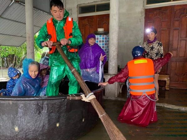 Mưa lũ ở miền Trung: Nhiệm vụ số 1 là tập trung cứu trợ người dân Mưa lũ ở miền Trung: Nhiệm vụ số 1 là tập trung cứu trợ người dân - Sputnik Việt Nam