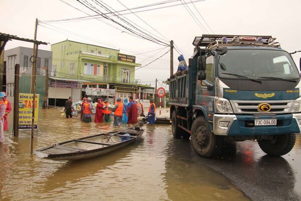 Mưa lũ ở miền Trung: Nhiệm vụ số 1 là tập trung cứu trợ người dân Mưa lũ ở miền Trung: Nhiệm vụ số 1 là tập trung cứu trợ người dân - Sputnik Việt Nam