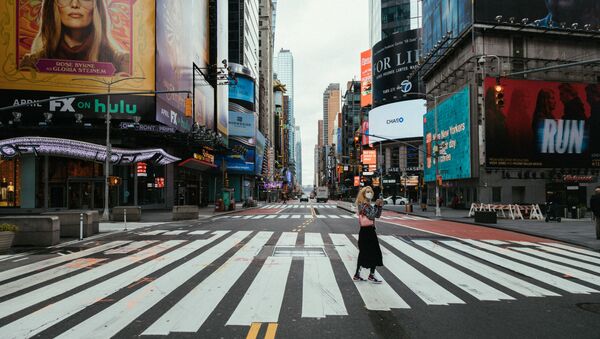 Cô gái đeo khẩu trang y tế trên đường phố New York trong thời kỳ chế độ khẩn cấp. - Sputnik Việt Nam