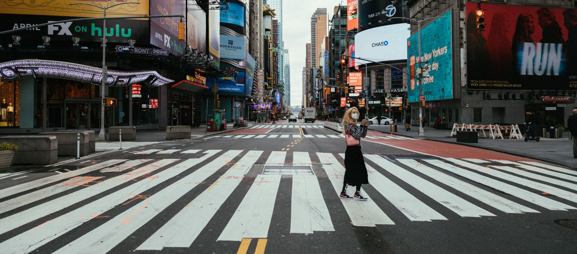 Cô gái đeo khẩu trang y tế trên đường phố New York trong thời kỳ chế độ khẩn cấp. - Sputnik Việt Nam, 1920, 01.12.2020