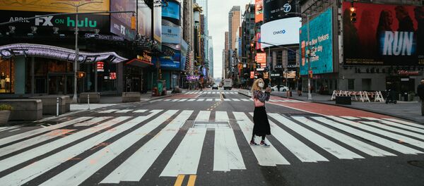 Cô gái đeo khẩu trang y tế trên đường phố New York trong thời kỳ chế độ khẩn cấp. Cô gái đeo khẩu trang y tế trên đường phố New York trong thời kỳ chế độ khẩn cấp. - Sputnik Việt Nam