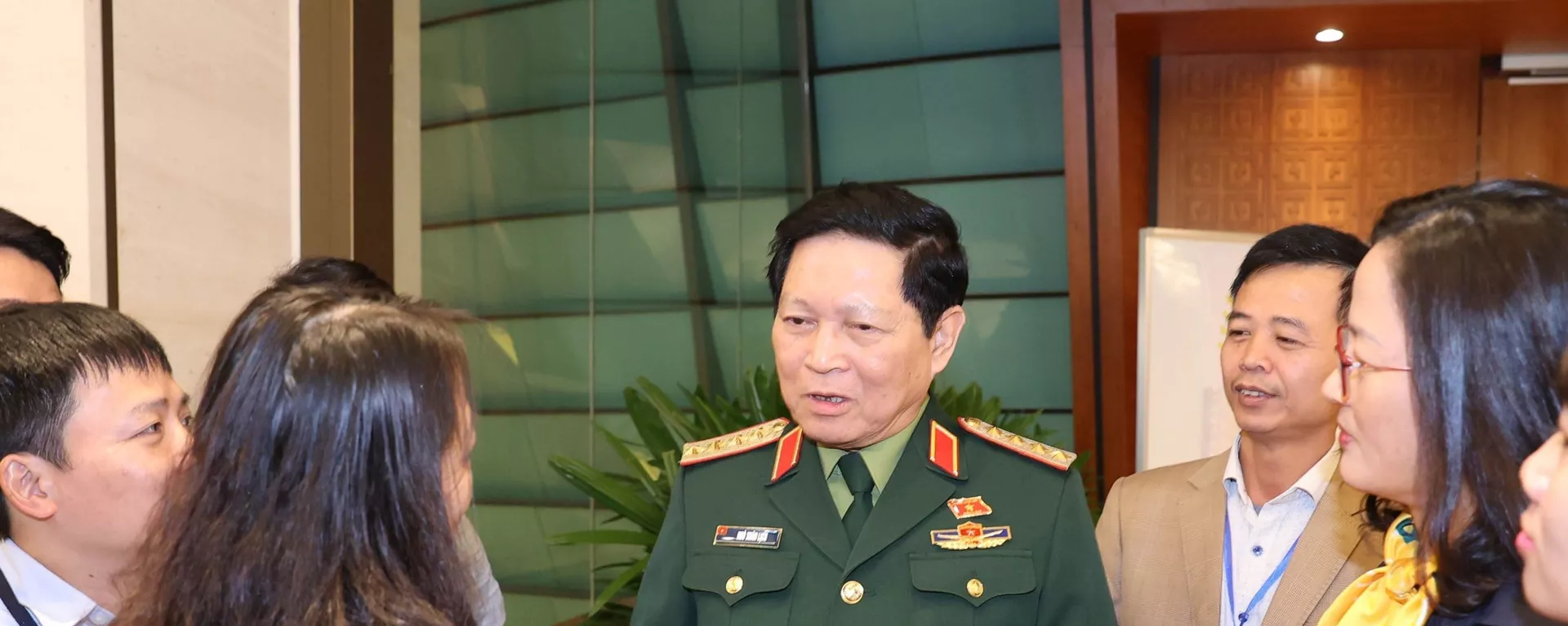 Đại tướng, Bộ trưởng Quốc phòng Ngô Xuân lịch trả lời phỏng vấn báo chí trong giờ nghỉ giải lao. - Sputnik Việt Nam, 1920, 21.10.2020