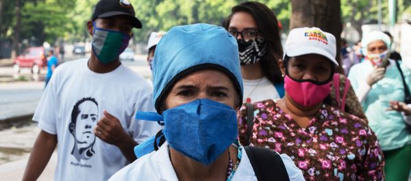 Nhân viên y tế thăm khám người dân để xác định các trường hợp nhiễm coronavirus ở các khu ổ chuột của Caracas Nhân viên y tế thăm khám người dân để xác định các trường hợp nhiễm coronavirus ở các khu ổ chuột của Caracas - Sputnik Việt Nam
