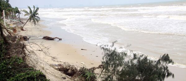 Bờ biển bị sạt lở, cây cối và nhiều công trình sập đổ ngổn ngang. - Sputnik Việt Nam