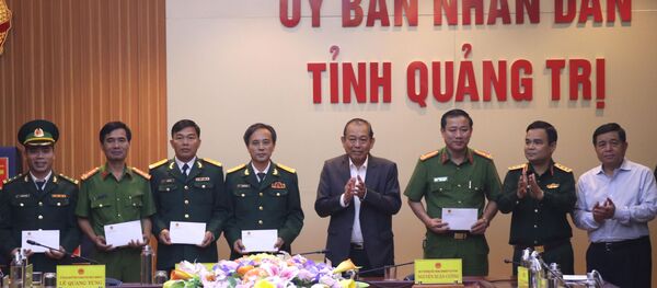 Phó Thủ tướng Thường trực Trương Hòa Bình trao quà cho lực lượng công an, bộ đội đã làm tốt công tác ứng phó vỡi lũ lụt. - Sputnik Việt Nam