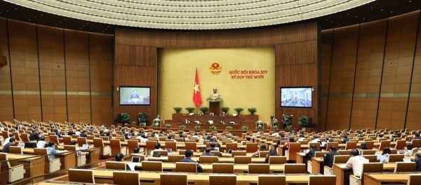 Toàn cảnh Chủ nhiệm Ủy ban Pháp luật của Quốc hội Hoàng Thanh Tùng trình bày Báo cáo giải trình, tiếp thu, chỉnh lý dự thảo Luật sửa đổi, bổ sung một số điều của Luật Xử lý vi phạm hành chính. - Sputnik Việt Nam