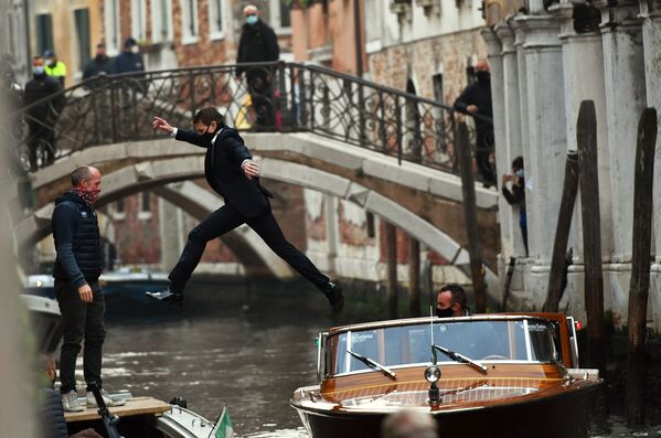 Nam diễn viên Mỹ Tom Cruise trên trường quay bộ phim “Nhiệm vụ bất khả thi: Lybra” ở Venice - Sputnik Việt Nam