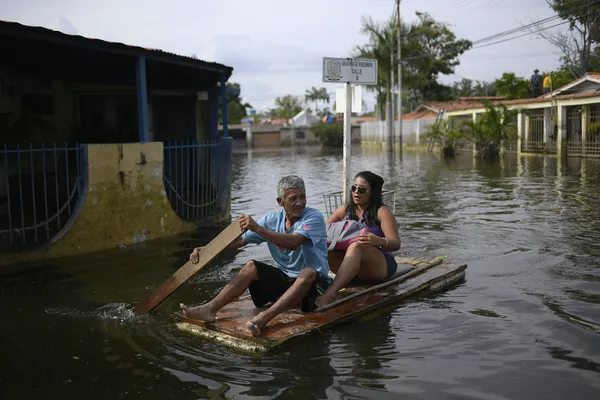 Người dân và chiếc bè làm bằng cánh cửa trên đường phố ngập lụt ở Maracay, Venezuela Người dân và chiếc bè làm bằng cánh cửa trên đường phố ngập lụt ở Maracay, Venezuela - Sputnik Việt Nam