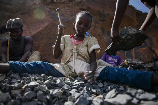 Cô bé làm việc tại mỏ đá ở Nairobi, Kenya Cô bé làm việc tại mỏ đá ở Nairobi, Kenya - Sputnik Việt Nam