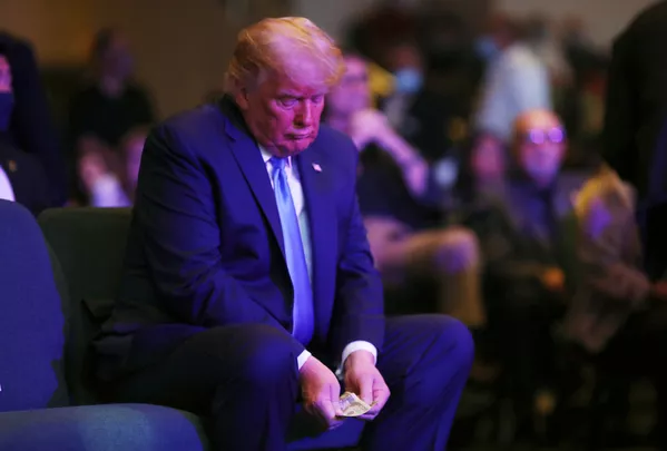 Tổng thống Mỹ Donald Trump cầm tiền tại Nhà thờ Quốc tế Las Vegas, Mỹ Tổng thống Mỹ Donald Trump cầm tiền tại Nhà thờ Quốc tế Las Vegas, Mỹ - Sputnik Việt Nam