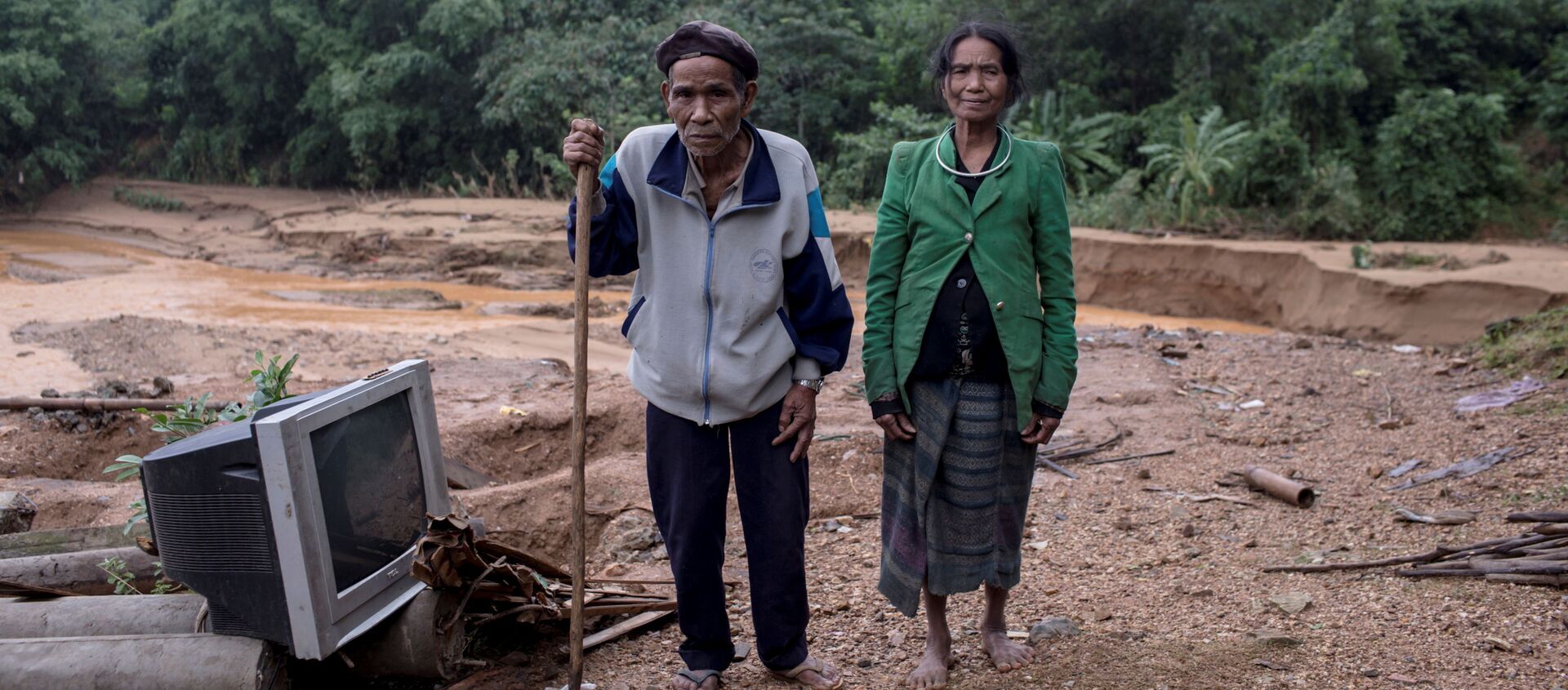 Người dân địa phương trước ngôi nhà của họ đã bị phá hủy do lở đất ở tỉnh Quảng Trị, Việt Nam Người dân địa phương trước ngôi nhà của họ đã bị phá hủy do lở đất ở tỉnh Quảng Trị, Việt Nam - Sputnik Việt Nam, 1920, 23.10.2020