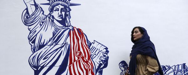 Người phụ nữ vẽ bậy trên tường của Đại sứ quán Mỹ ở Tehran trước đây - Sputnik Việt Nam