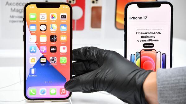 IPhone 12 mới tại re: Store tại State Department Store (GUM) ở Moscow - Sputnik Việt Nam