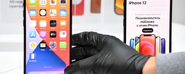 IPhone 12 mới tại re: Store tại State Department Store (GUM) ở Moscow - Sputnik Việt Nam