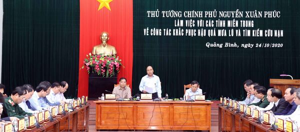 Thủ tướng Nguyễn Xuân Phúc làm việc với lãnh đạo các tỉnh miền Trung về khắc phục hậu quả mưa lũ và tìm kiếm, cứu nạn - Sputnik Việt Nam