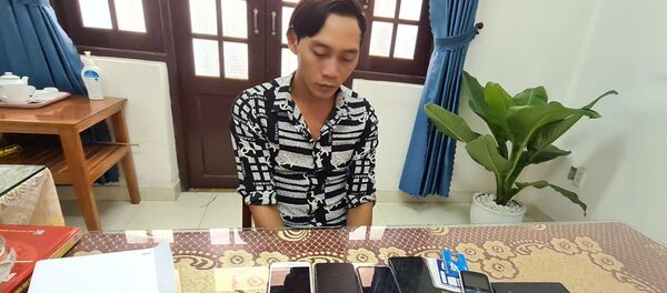 Đối tượng Phúc cùng tang vật - Sputnik Việt Nam