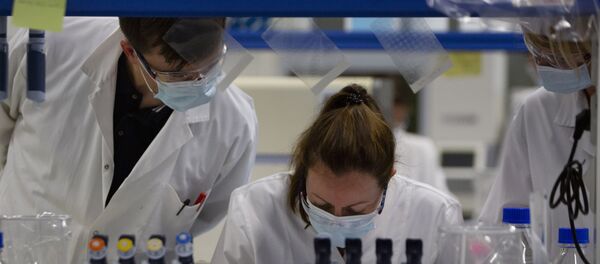 Các kỹ thuật viên phòng thí nghiệm tại phòng thí nghiệm Johnson & Johnson ở Bỉ - Sputnik Việt Nam