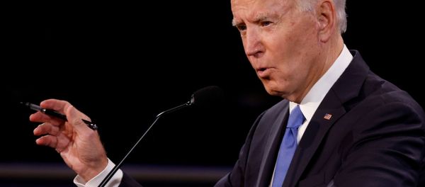Ứng cử viên tổng thống đảng Dân chủ Joe Biden trong cuộc tranh luận với Donald Trump - Sputnik Việt Nam