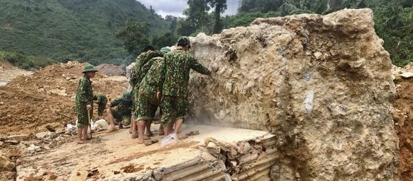Lực lượng công binh phá khối bê tông cốt thép lớn tại vị trí sạt lở vui lấp các công nhân - Sputnik Việt Nam