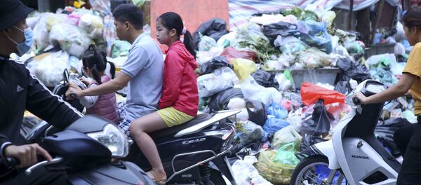 Tại khu vực phố Hoàng Văn Thái, rác chất thành từng đống gây khó chịu cho người dân nơi đây (ảnh chụp ngày 25/10). Tại khu vực phố Hoàng Văn Thái, rác chất thành từng đống gây khó chịu cho người dân nơi đây (ảnh chụp ngày 25/10). - Sputnik Việt Nam