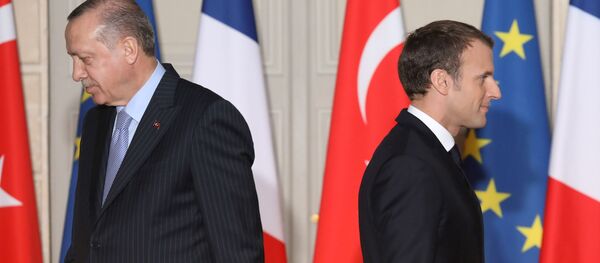 Tổng thống Thổ Nhĩ Kỳ Recep Tayyip Erdogan và Tổng thống Pháp Emmanuel Macron. - Sputnik Việt Nam