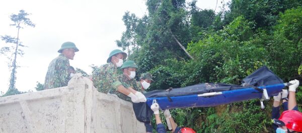 Lực lượng cứu hộ đưa thi thể nạn nhân ra khỏi hiện trường. - Sputnik Việt Nam