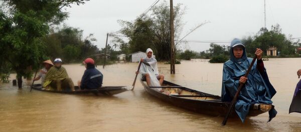 Người dân xã Quảng Phú, huyện Quảng Điền (Thừa Thiên-Huế) vẫn bị nước lũ “bủa vây”. - Sputnik Việt Nam