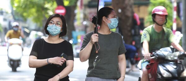 Phụ nữ đeo khẩu trang ở Hà Nội Phụ nữ đeo khẩu trang ở Hà Nội - Sputnik Việt Nam