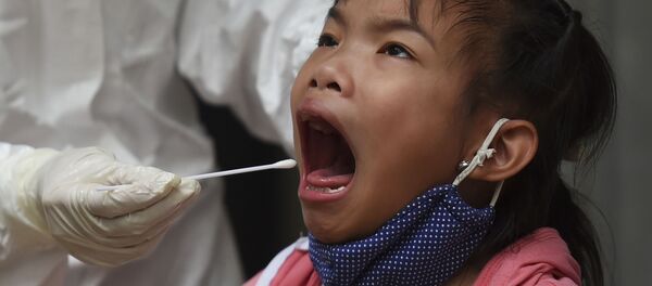 Chuyên gia y tế xét nghiệm coronavirus cho trẻ ở Hà Nội Chuyên gia y tế xét nghiệm coronavirus cho trẻ ở Hà Nội - Sputnik Việt Nam