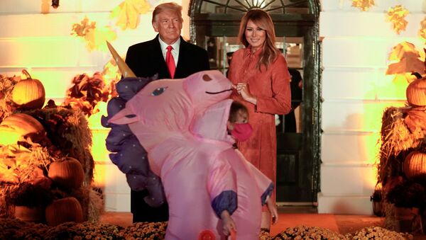 Tổng thống Mỹ Donald Trump và phu nhân Melania trong lễ trao quà truyền thống Halloween tại Nhà Trắng - Sputnik Việt Nam