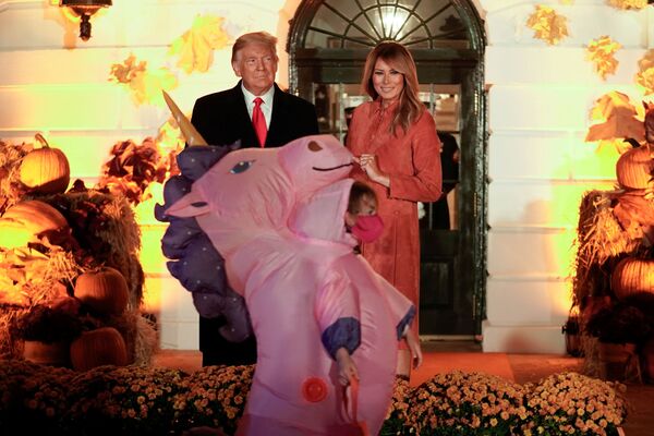 Tổng thống Mỹ Donald Trump và phu nhân Melania trong lễ trao quà truyền thống Halloween tại Nhà Trắng - Sputnik Việt Nam