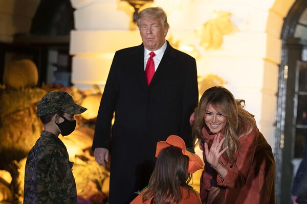 Tổng thống Mỹ Donald Trump và phu nhân Melania trong lễ trao quà truyền thống Halloween tại Nhà Trắng - Sputnik Việt Nam