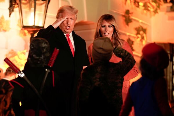 Tổng thống Mỹ Donald Trump và phu nhân Melania trong lễ trao quà truyền thống Halloween tại Nhà Trắng - Sputnik Việt Nam