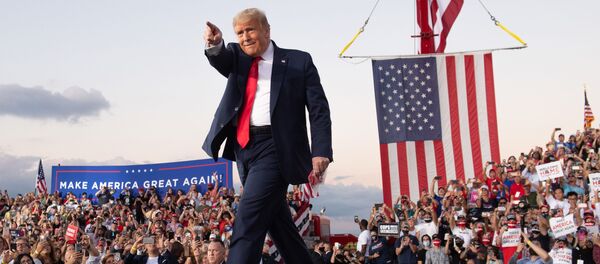 Tổng thống Hoa Kỳ Donald Trump tổ chức một cuộc biểu tình trong chiến dịch tranh cử của ông tại Sân bay Quốc tế Orlando Sanford ở Sanford, Florida - Sputnik Việt Nam