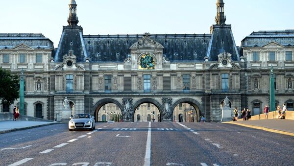 Bảo tàng Louvre (le Louvre) trên sông Seine ở Paris - Sputnik Việt Nam