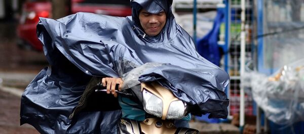 Người đi xe máy trong cơn mạnh lớn ở Việt Nam - Sputnik Việt Nam