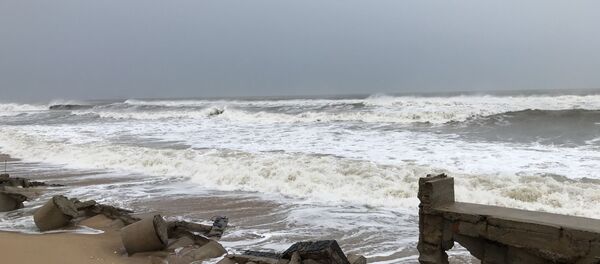 Ảnh hưởng bão số 9 gây sóng lớn xâm thực vào bờ biển Tuy Hòa, Phú Yên. - Sputnik Việt Nam