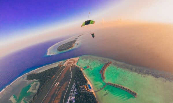 «Maldives: qua con mắt của nhiếp ảnh gia nhảy dù», tác giả: nhiếp ảnh gia Tây Ban Nha Augusto Bartelle, người đã giành được Giải thưởng International Photography Awards 2020 với tư cách là Nhiếp ảnh gia thể thao không chuyên của năm - Sputnik Việt Nam