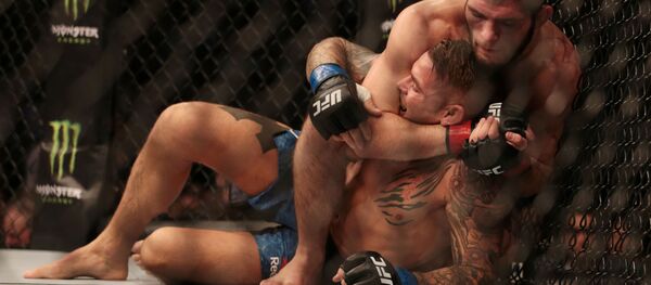Võ sĩ Nga Khabib Nurmagomedov và võ sĩ Mỹ Dustin Poirier trong trận chiến ở UAE - Sputnik Việt Nam