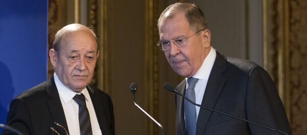 Jean-Yves Le Drian và Sergey Lavrov trong cuộc họp báo ở Paris - Sputnik Việt Nam