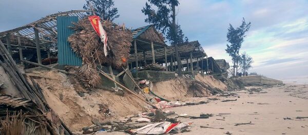 Có 9/18 ngôi nhà và quán ăn ở Bãi tắm xã Gio Hải, huyện Gio Linh bị đổ sập trên 50%. - Sputnik Việt Nam